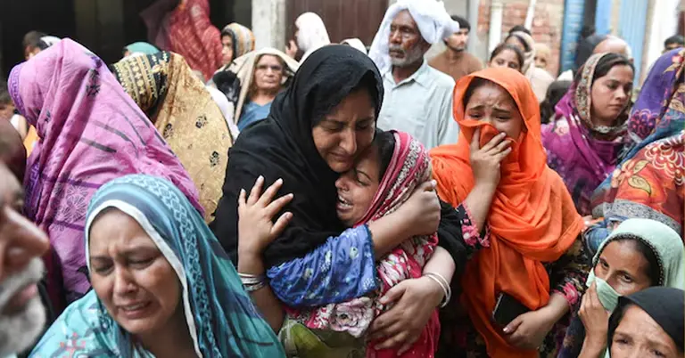পাকিস্তানে একটি কোচিং সেন্টারের ছাদ ধসে নিহত শিশুদের শোকাতুর স্বজন